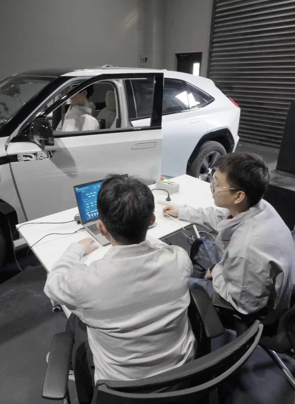 汽车测试员如何给智能网联汽车“把脉问诊”？电子pg新质生产力 职业新观察丨智能网联(图7)